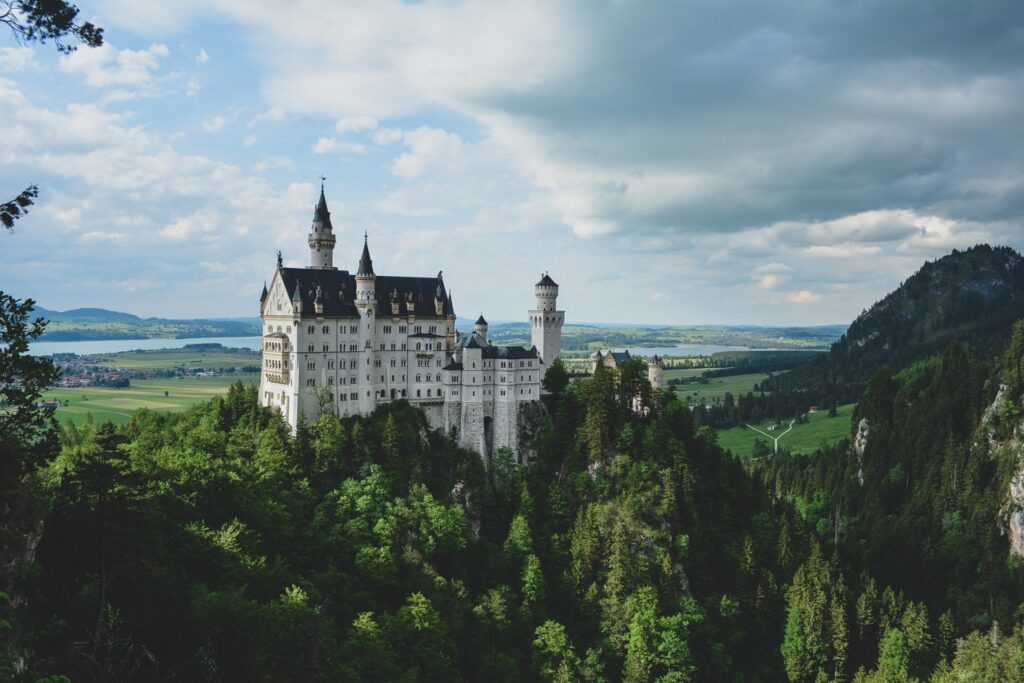 Neuschwanstein Castle guide view: the castle seen from the Marienbrücke bridge over the Pöllat gorge